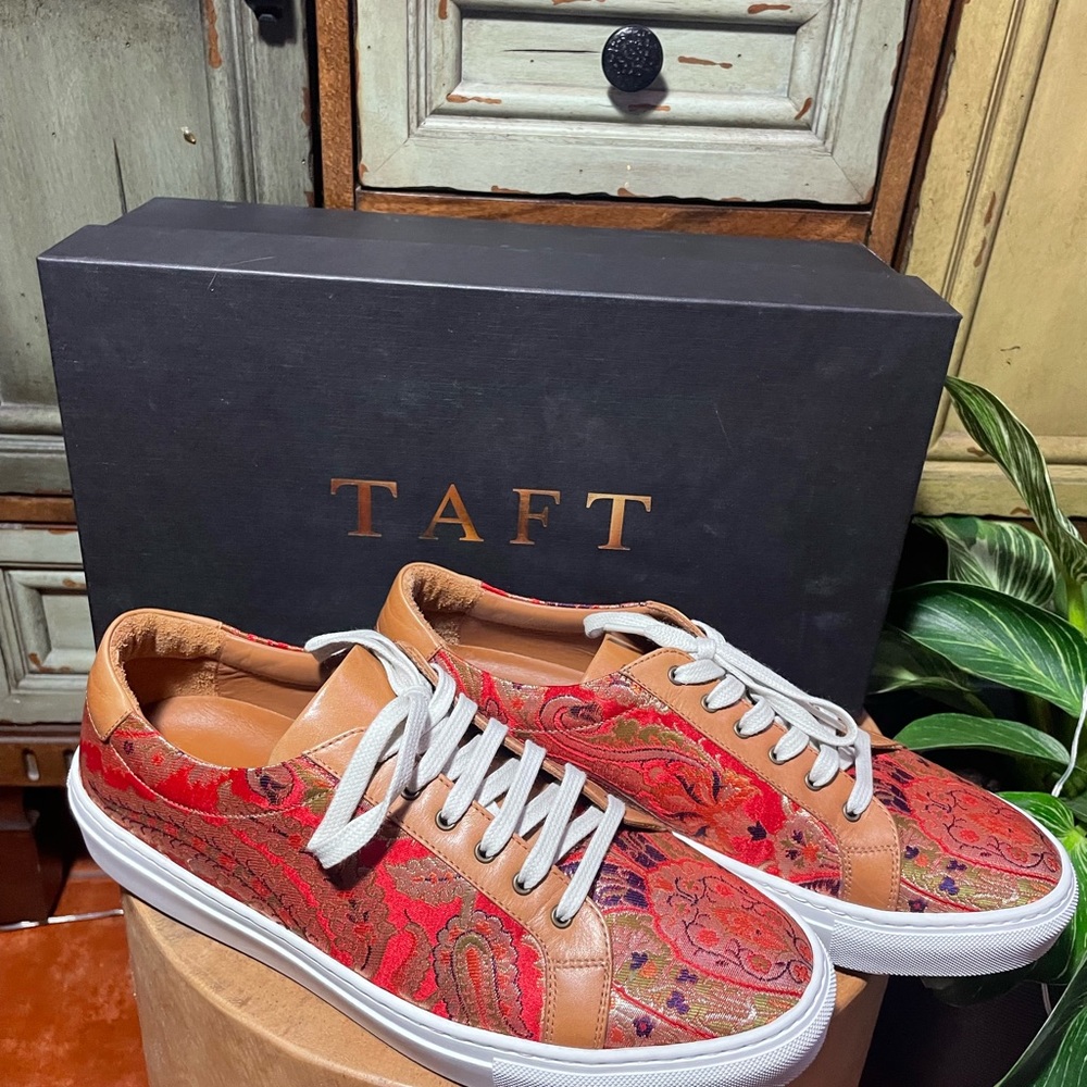 TAFT Sneakers. Red Paisley